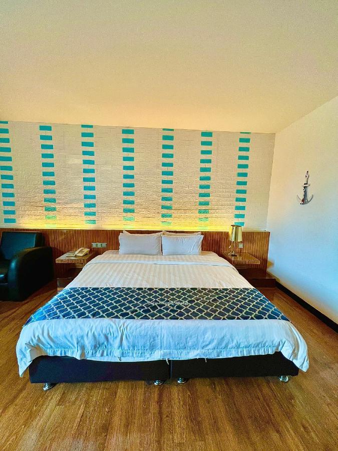New World Express Motel Bintulu Esterno foto